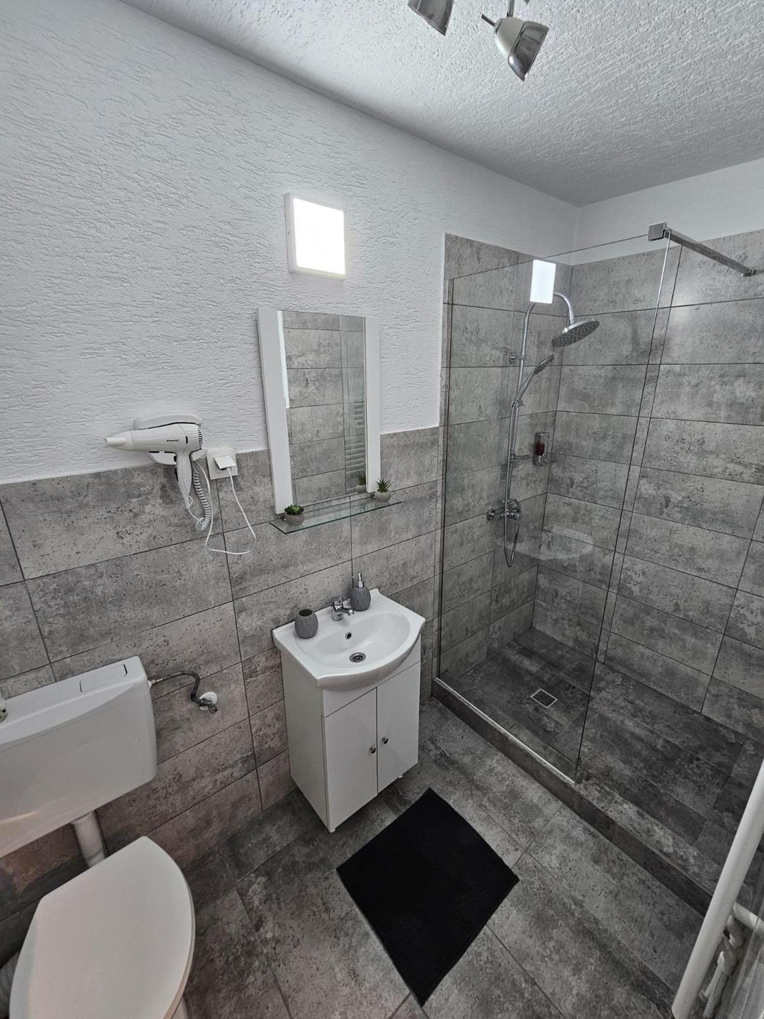 Mona Central Apartment Хунедоара Екстер'єр фото